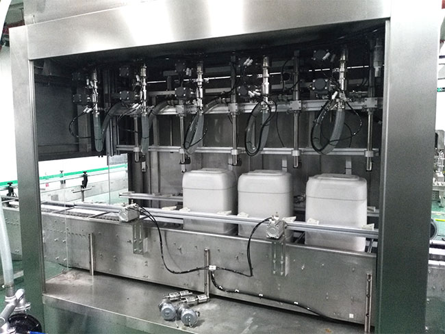 大桶油料定量灌裝機(jī)設(shè)備車間實(shí)拍