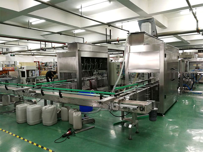 定量灌裝機設備車間展示